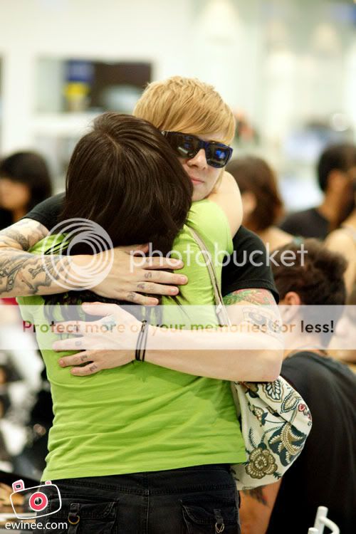 Boys-like-girls-hugging-Bryan-SOny Boys-like-girls-hugging-Bryan-SOny