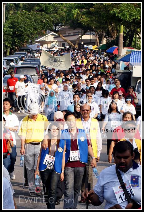 CrowdBlindLeadingTheBlindWalk2009