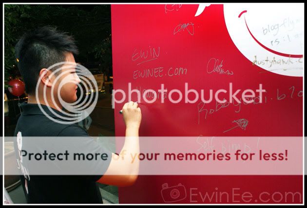 Howard-U-signing-in-LG-event